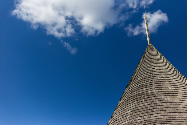 Деревянная крыша крепости на голубом фоне неба
. - Фото, изображение