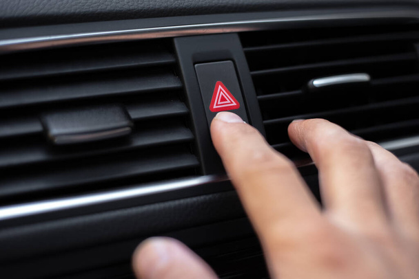 Close-up da mão masculina, pressiona o botão de emergência no carro
. - Foto, Imagem