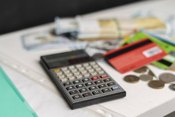 підрахунок зароблених грошей заощадження, фінансовий менеджмент, калькулятор з готівковими грошима
 - Фото, зображення