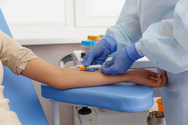 Медсестра берет настоящие образцы крови (флеботомист) для анализа у пациента (селективный фокус
) - Фото, изображение