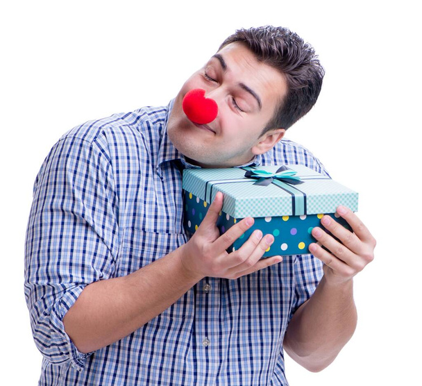 Homme avec un nez rouge drôle tenant un cadeau de sac à provisions est - Photo, image