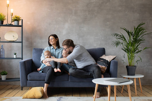 Jeune famille jouant ensemble sur le canapé. famille heureuse. confort à domicile
. - Photo, image
