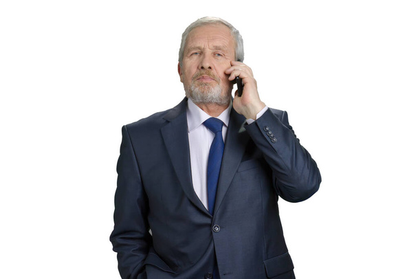 Портрет старого бізнесмена, який розмовляє по телефону
. - Фото, зображення