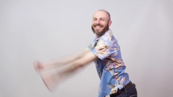 Vicces tánc egy hawaii inges férfiról. Vidám szakállas kopasz férfi tánc és szórakozás fehér háttér. - Felvétel, videó