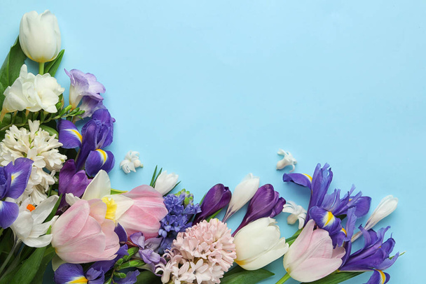 Tasainen lay koostumus kevään kukkia vaaleansininen tausta. Tekstitila
 - Valokuva, kuva