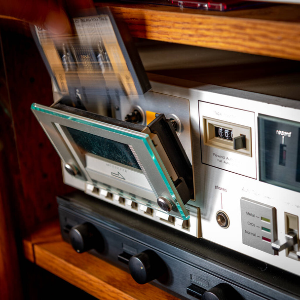 Hareket bulanıklığı olan bir oynatıcıdan eski kaset çıkartılır - Fotoğraf, Görsel