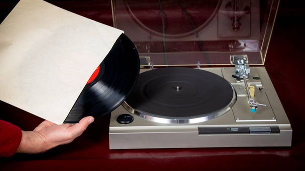gramofon gramofonového přehrávače vyjímá LP z bundy - Fotografie, Obrázek