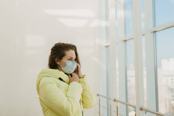 ένας άνθρωπος στέκεται σε ένα κτίριο με προστατευτική μάσκα κατά του ιού, καραντίνα, επιδημία - Φωτογραφία, εικόνα