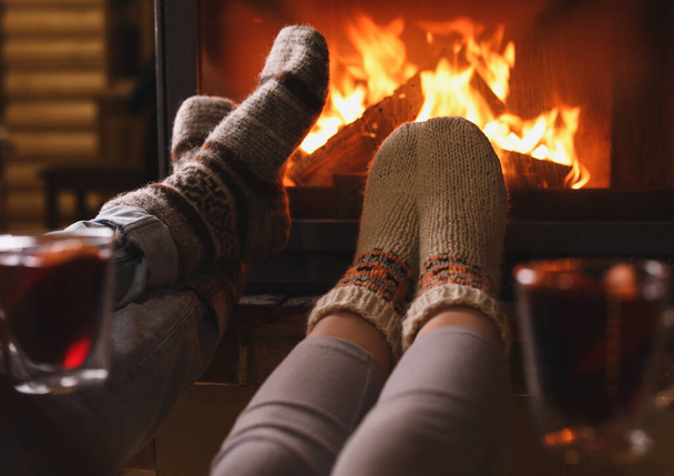 夫婦は暖炉の近くに屋内で休んで、閉じます。冬休み - 写真・画像
