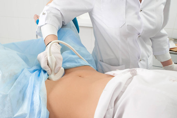 gynekologi tekee ultraäänitutkimus alaosan naisen vatsa
 - Valokuva, kuva
