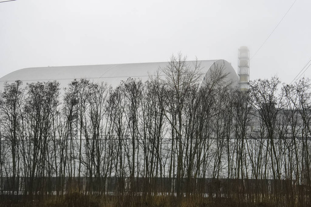 チェルノブイリ原子力発電所の4号機の上の新しい安全な閉じ込めアーチ。ウクライナのチェルノブイリ, - 写真・画像