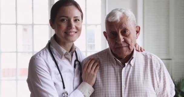 sourire femme médecin embrasser heureux patient âgé regarder caméra
 - Séquence, vidéo