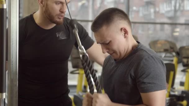 Jeune homme crié par l'instructeur tout en travaillant dans la salle de gym
 - Séquence, vidéo