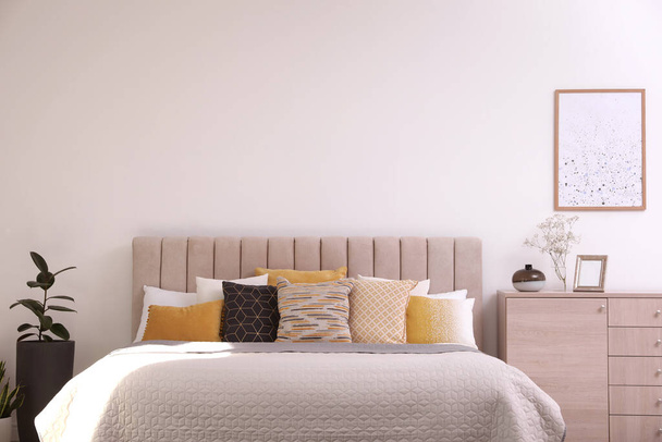 Stylish interior of contemporary room with comfortable bed - Valokuva, kuva