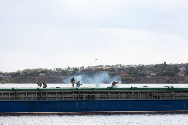 Soldados en una misión de batalla para capturar una barcaza
 - Foto, imagen