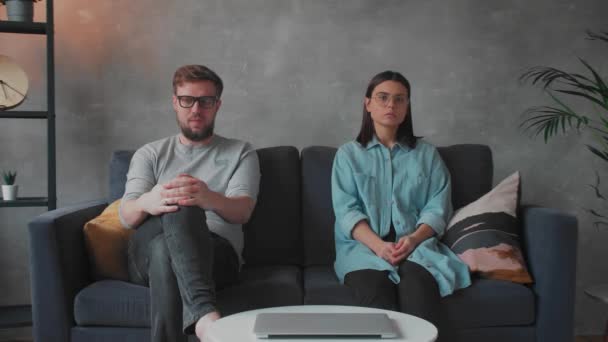 Egy fiatal pár ül a kanapén egy pszichológussal. családi probléma. - Felvétel, videó