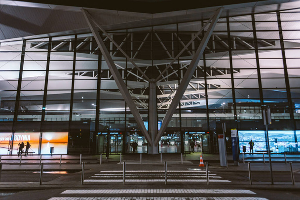 Terminal of Gdansk repülőtér Gdn Lengyelországban. Külső kilátás a Gdansk Lech Walesa repülőtérre. Gdansk Repülőtér Terminál Alkonyata. Gdansk, Lengyelország, 2020. február 7. - Fotó, kép
