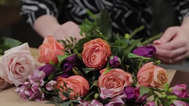 Επαγγελματική ανθοπωλείο συλλέγει μια σύνθεση των λουλουδιών. Όμορφο μπουκέτο για τη Διεθνή Ημέρα της Γυναίκας. - Πλάνα, βίντεο