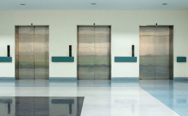 Vue de face de trois portes dans l'ascenseur avec portes fermées
  - Photo, image