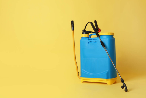 Manual insecticide sprayer on yellow background, space for text. Pest control - Foto, immagini