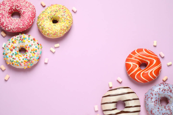 Delicious glazed donuts on lilac background, flat lay. Space for text - Fotoğraf, Görsel