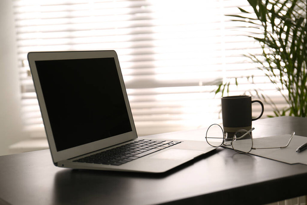 Modern laptop az irodai asztalon. Elegáns munkahely - Fotó, kép