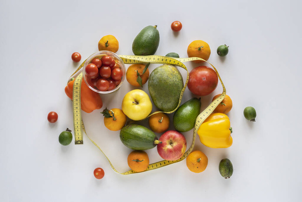 mieszanka różnych surowych owoców płaskich leżał z centymetr, koncepcja diety - Zdjęcie, obraz