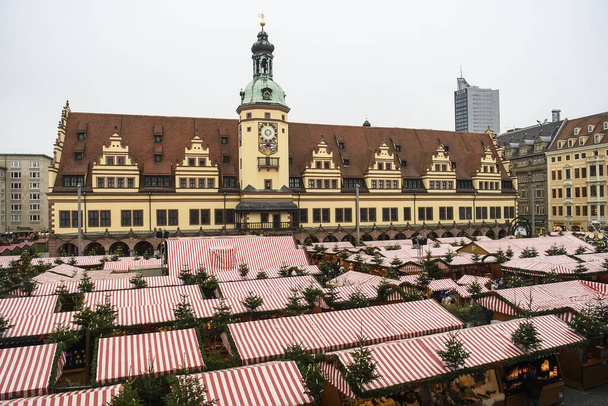 Traditionele feestelijke kerstmarkt op Marktplatz Market Square in de buurt van het oude stadhuis. Leipzig, Duitsland. - Foto, afbeelding