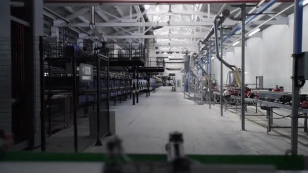 Βιομηχανικό εσωτερικό, παραγωγή κεραμικών πλακιδίων, σύγχρονο εργοστάσιο εσωτερικό - Πλάνα, βίντεο