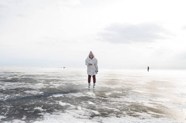 Dívka bruslení na bajkalském ledu - Fotografie, Obrázek