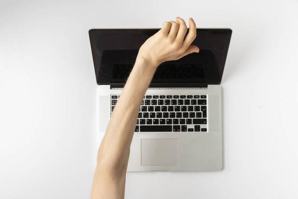 верхний вид человека руки закрыть крышку или заблокировать ноутбук веб-камера, опасаясь шпиона взломать камеру
 - Фото, изображение
