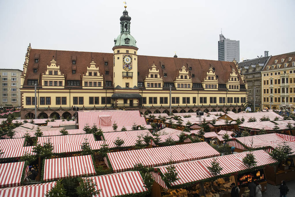 Традиційний Різдвяний ярмарок на площі Марктплац біля Старої ратуші. Лейпциг (Німеччина). - Фото, зображення