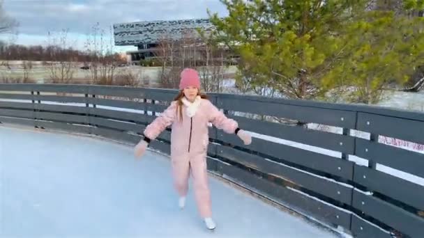 aranyos kislány, korcsolyázás a jégpálya - Felvétel, videó