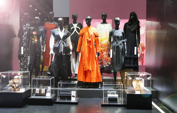 Monet mallinukke pukeutua valmis pukeutua mekko, koruja ja laukku messuilla näyttely mallintaa näyte huone
 - Valokuva, kuva