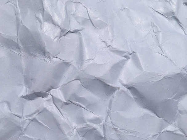 Draufsicht auf weißen zerknüllten Papier Textur Hintergrund. Kopierraum für Design und Grafik - Foto, Bild