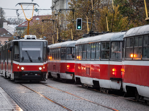Během dopravní špičky v centru středoevropského hlavního města stojí fronty tramvají. Tramvaj je velmi běžný tranzitní systém dojíždění v mnoha městských systémech Evropy - Fotografie, Obrázek