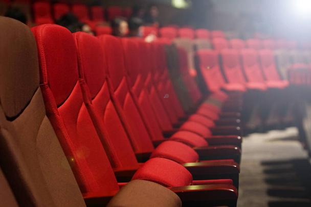 Pano de tecido de veludo vermelho vazio Coluna de fileira de muitos assentos no concerto de cinema ou na sala de conferências Siminar
 - Foto, Imagem