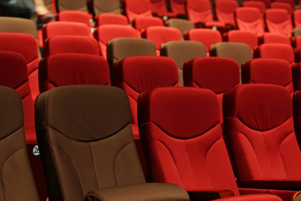 Tessuto di velluto rosso Svuota la colonna di fila di molti sedili nel concerto del cinema o nella sala conferenze Siminar
 - Foto, immagini