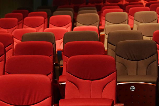 Rotes Samtgewebe leert viele Sitzreihen im Kinosaal Konzert oder Siminar Konferenzraum - Foto, Bild