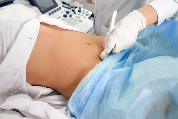 Vista recortada de la mujer en ginecólogos haciendo ecografía
 - Foto, Imagen