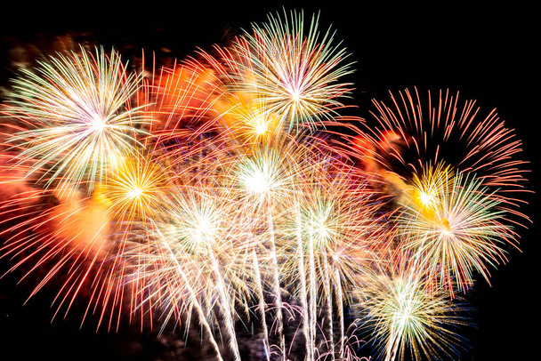 Όμορφη πολύχρωμη επίδειξη πυροτεχνημάτων τη νύχτα για να γιορτάσουμε στην επέτειο φεστιβάλ - Φωτογραφία, εικόνα