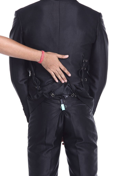 Verkeerde maat Man Suit Jacket bevestigd door het knippen van vele Bindmiddelen aan de achterkant van de voering om slanker lichaam te houden. Probleem oplossen tijdens fotoshoot in de studio en geen tijd om de grootte aan te passen door te naaien - Foto, afbeelding