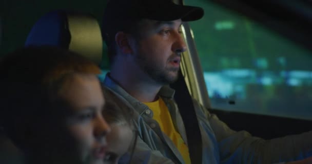 Man driving unsafely with children - Filmmaterial, Video