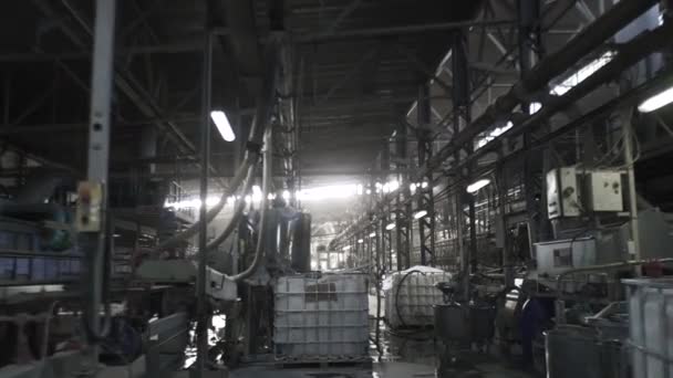 Wnętrze przemysłowe, produkcja płytek ceramicznych, nowoczesne wnętrze fabryki - Materiał filmowy, wideo