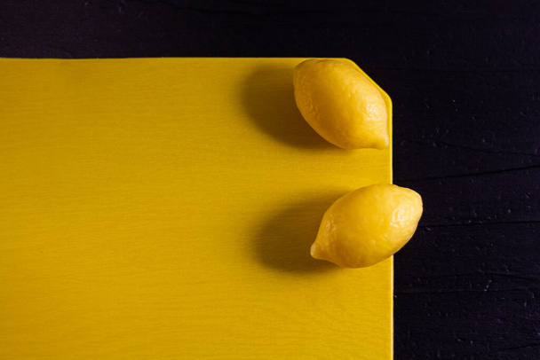 モノクロの背景に2つの黄色の小さなレモン石鹸のミニマリズム写真. - 写真・画像