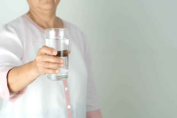 água potável na mão da mulher idosa, conceito de proteção ambiental, bebida saudável
. - Foto, Imagem