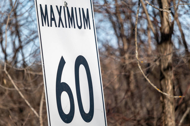 Un panneau de limitation de vitesse est placé dans un cadre pour indiquer le mot "Maximum" et le nombre soixante (60), mais aucune unité de mesure n'est affichée
. - Photo, image