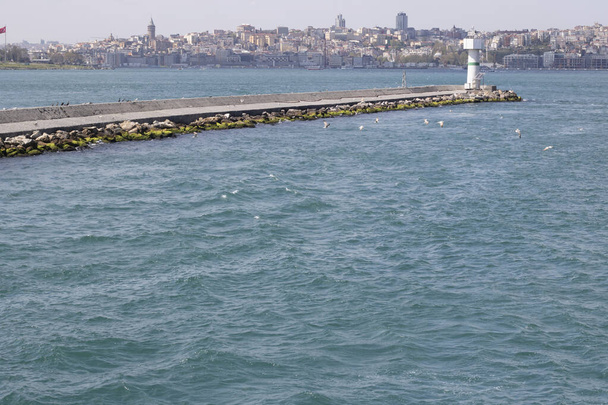 ハイダルパサ桟橋の前の港と灯台。閉じろ!. - 写真・画像