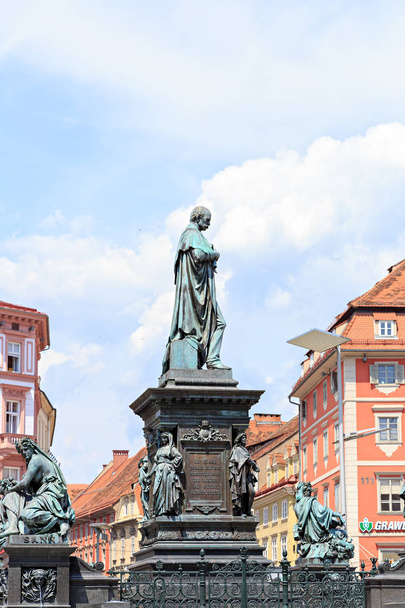 Graz, Ausztria - 2019. július 19.: Erzherzog Johann szökőkút a Hauptplatz-on. (Erzherzog-Johann-Brunnendenkmal szökőkút) - Fotó, kép