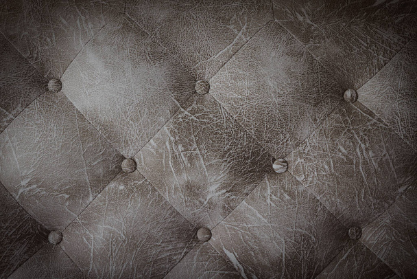 Closeup sofá de couro marrom escuro estofos com botões textura fundo
. - Foto, Imagem
